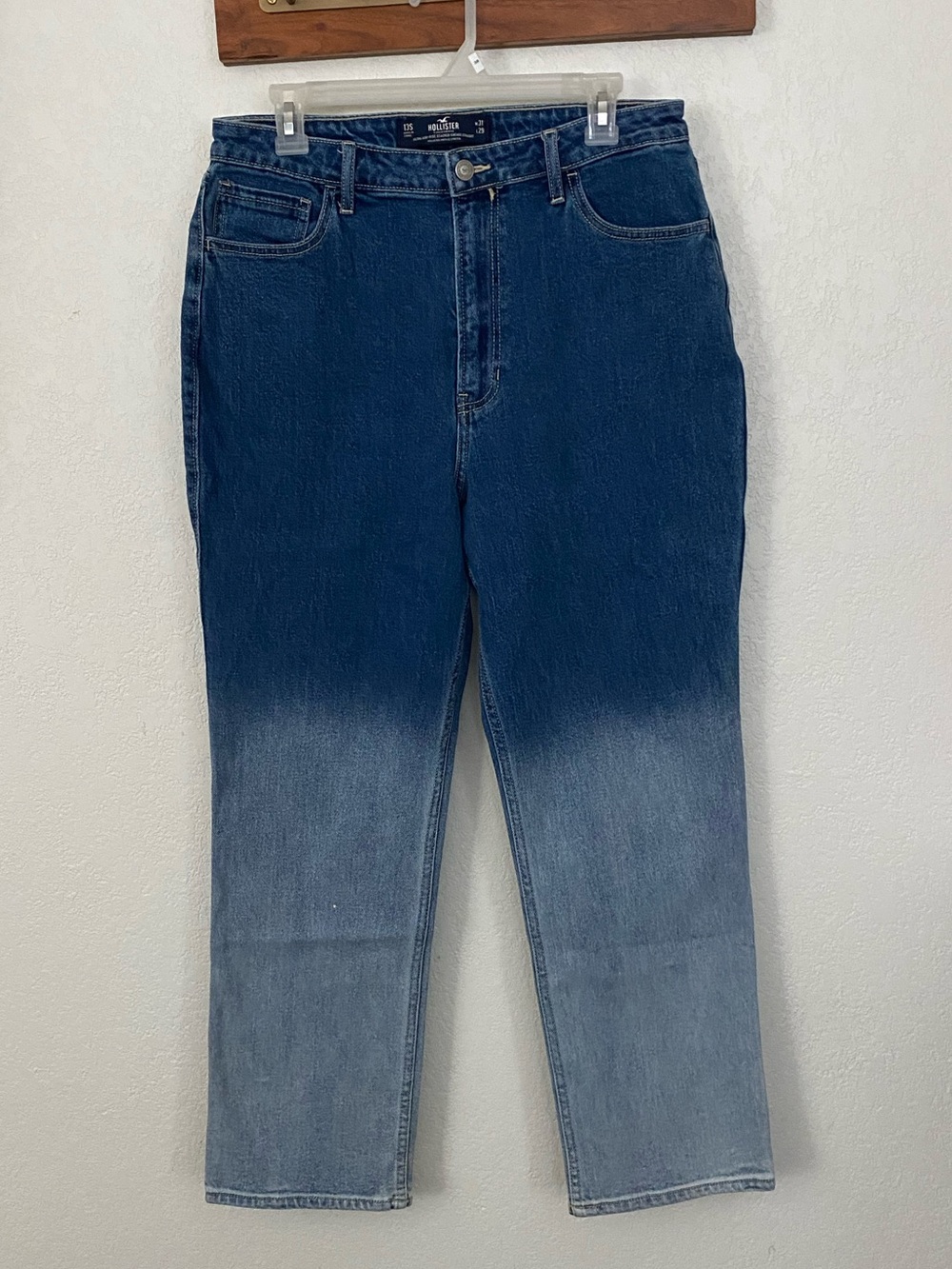 Hollister Ultra High-Rise Vintage Straight Ombre Jeans. Size 13S / 31x29